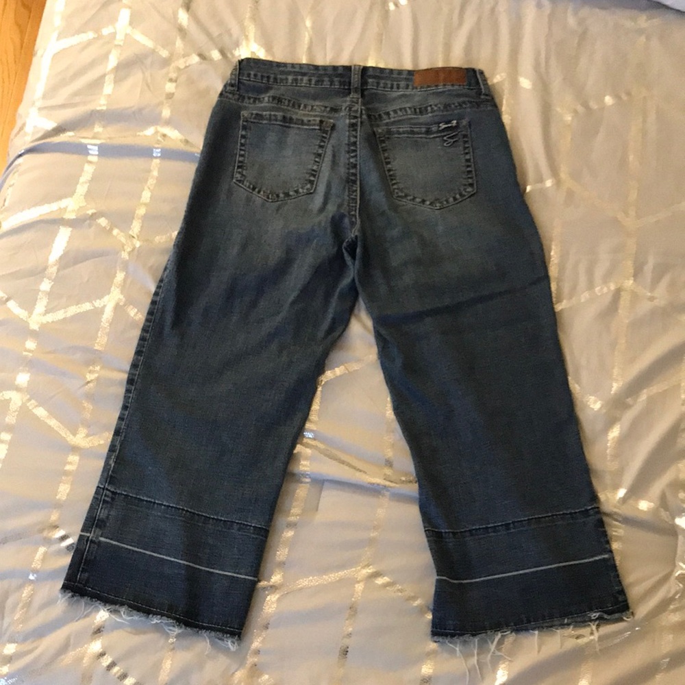 Seven7 Gaucho style wide leg capri blue jeans.  So cute.